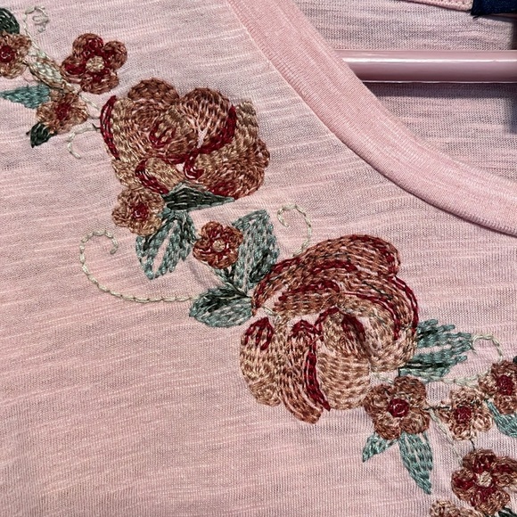 Embroidered tee - Picture 4 of 4